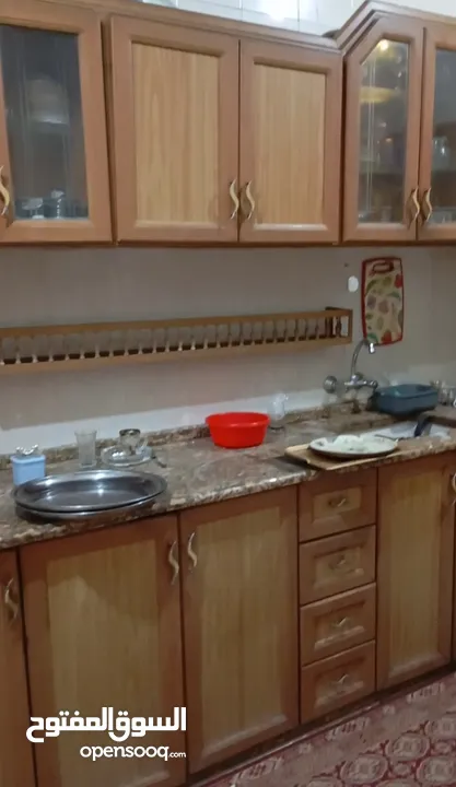 مطبخ للبيع المنيوم وخشب زان اصلي لون مميز وخزائن وأبواب المنيوم وخشب زان اصلي