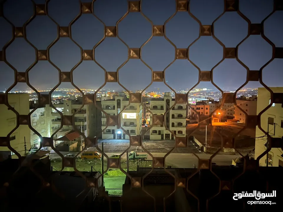 شقة طابقية للبيع خلف الواو و الونك و مسجد المهتدون الزرقاء الجديدة.. لعائلة مغتربين استعمال قليل
