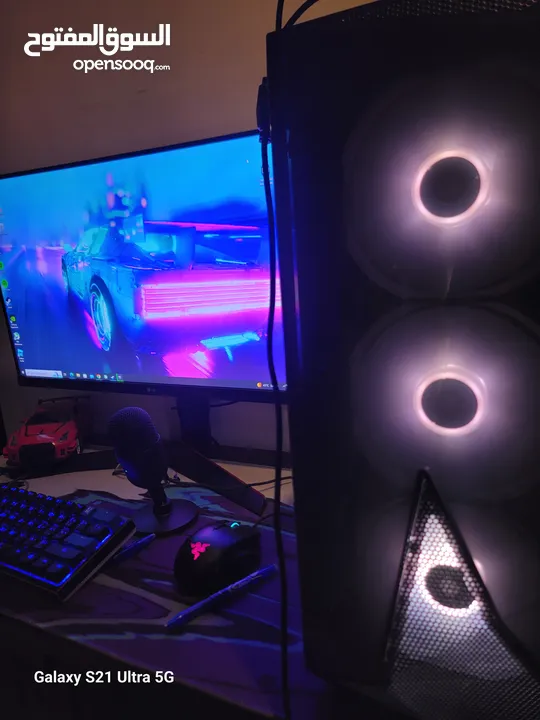 Custom built PC Setup and 4k 33inch LG Monitor