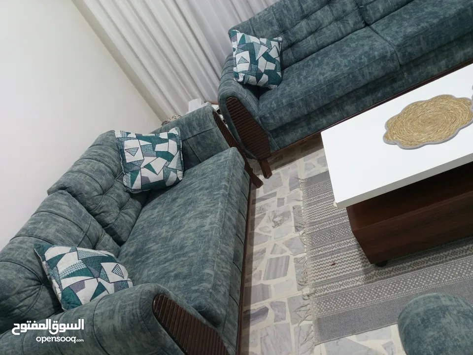 طقم كنب مستعمل بحالة الممتاز و الجديد  للبيع  بحاجه دهان شخوط فقط بسبب النقل
