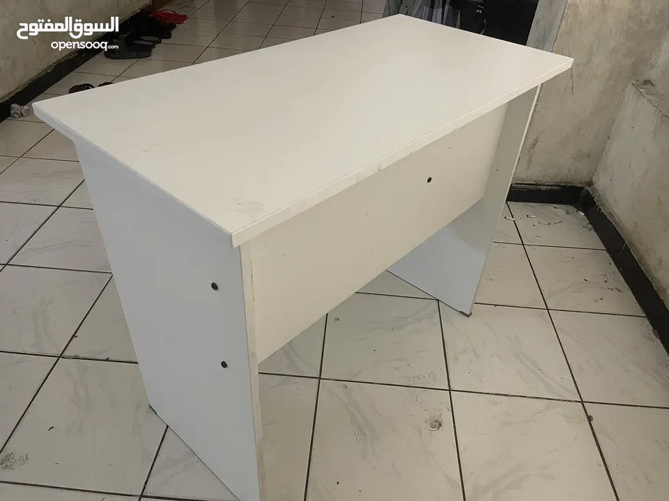 مكتب ابيض للأعمال المكتبية  White desk for office work