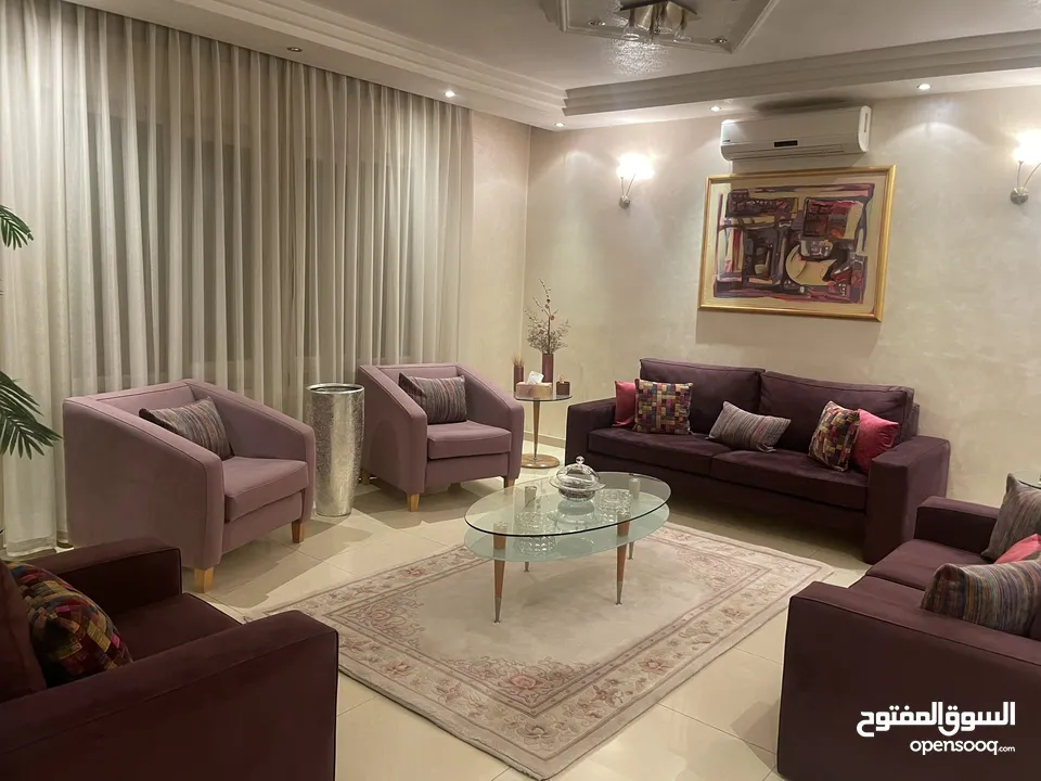 طقم كنب ضيوف فخم  المصدر الاساسي elite   البيع مع الطاولات واللوحات و السجادة والبرداي
