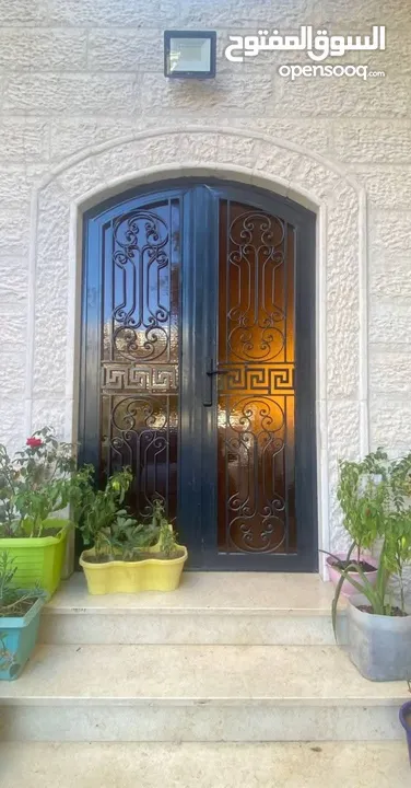 أبواب حديد وجميع الأنواع شبابيك وغيرها نوفر هذه الخدمة مع التركيب بأنواع حديد معتمدة ومميزة من تركيا