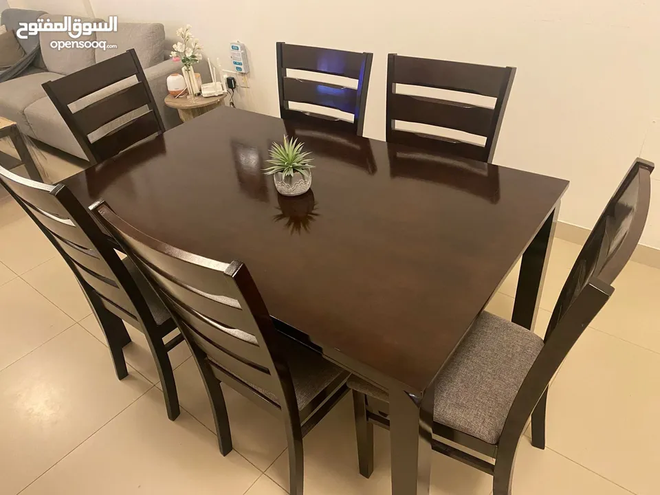 Strong Dining Table with 6 chairs   طاولة طعام قوية مع كراسي