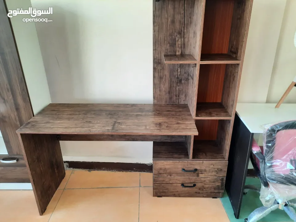 تشكيلة طاولات للعمل والدراسة تناسب الجميع مع إمكانية اختيار اللون والقياس حسب الطلب