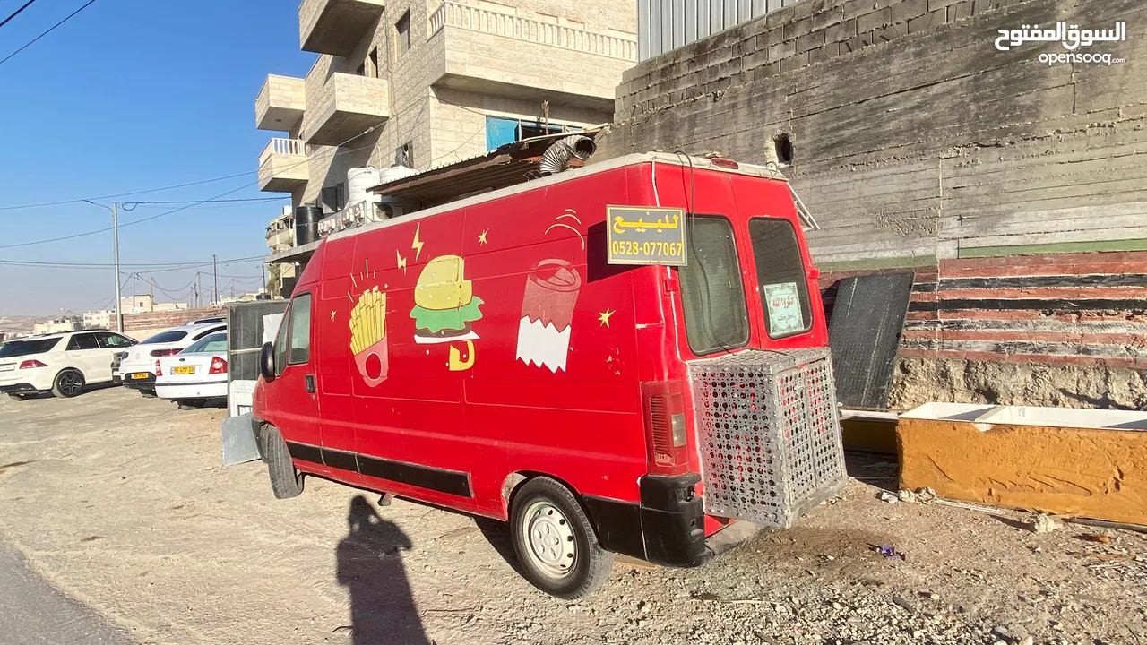 باص مطعم متنقل مشطوب
