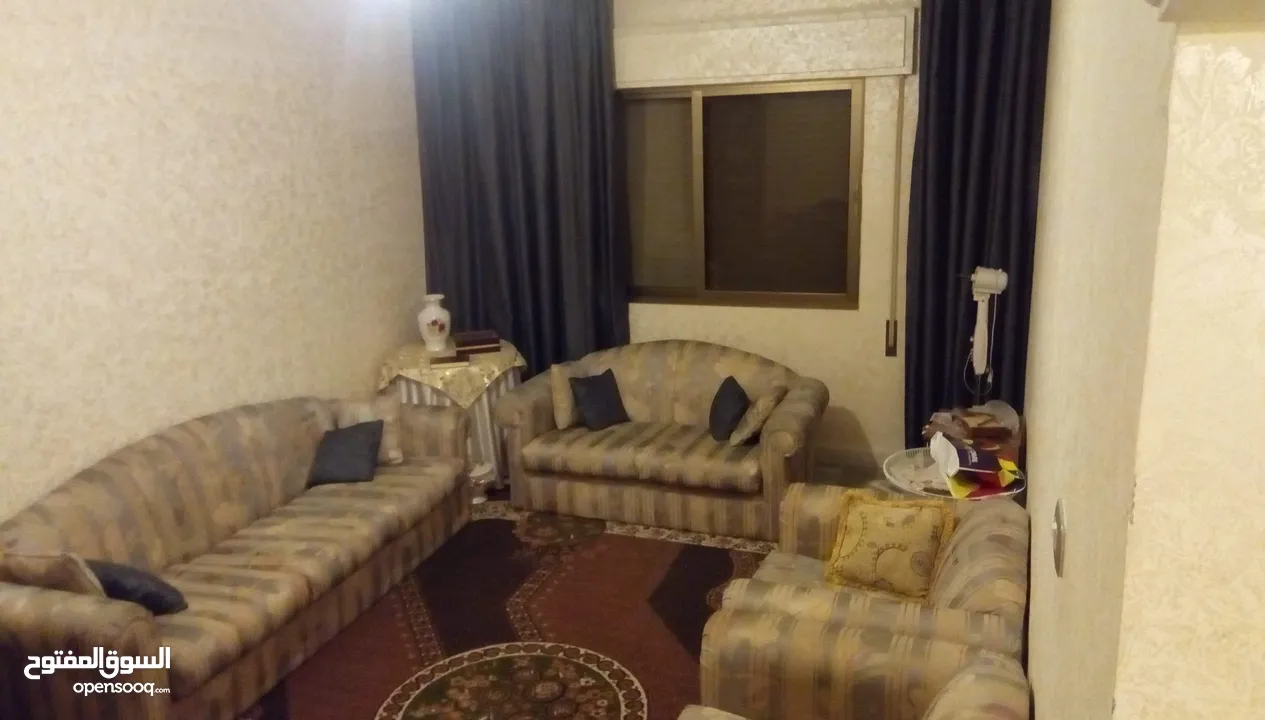 طقم كنب بحالة جيدة جدا للبيع بسعر تشجيعي