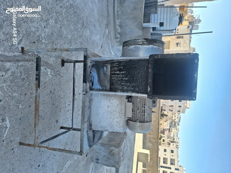 مصعد صناعي نص طن شغال بحاله الوكالة استعمال خفيف/وتربين إيطالي 10حصان بحاله جيدة.