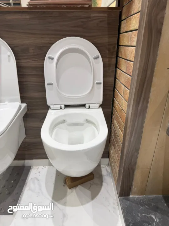 ادوات صحية مشكلة جديدة في معرض للبيع مراحض مغاسل حنفيات مجالي وسرميك مشكل للبيع كميه داخل المعرض