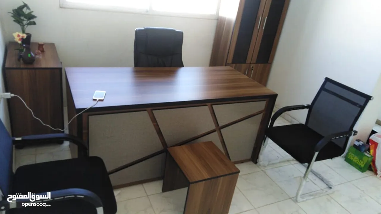 مكتب مدير مع  وجانبية وطاولة قهوة