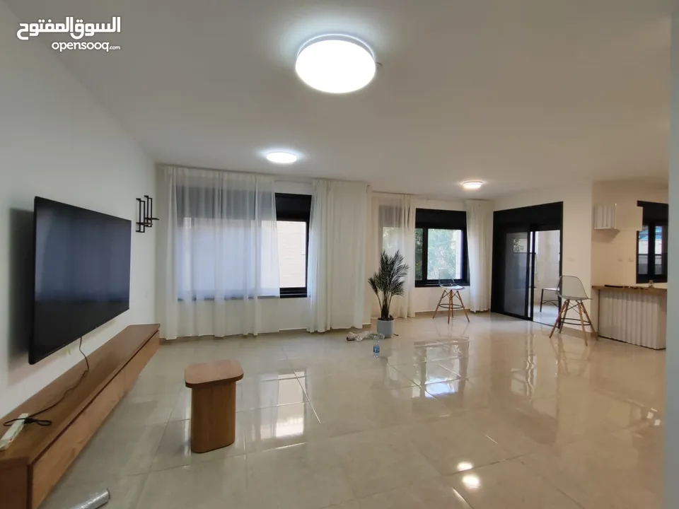 فرصة مميزة للإيجار – شقة جديدة بتشطيب راقٍ في الطيرة / رام الله