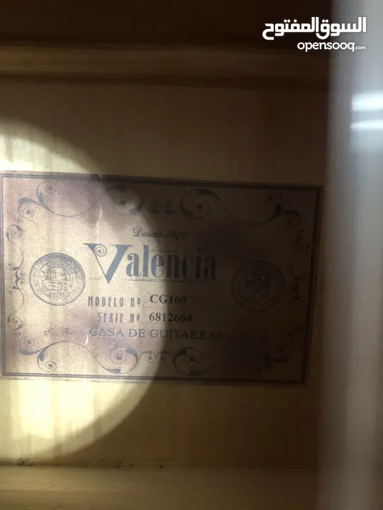 جيتار Valencia CG160 جديد غير مستعمل مع شنتة وريشة وآلة دوزان الاوتار كلو مع تشطيب لامع طبيعي للخشب