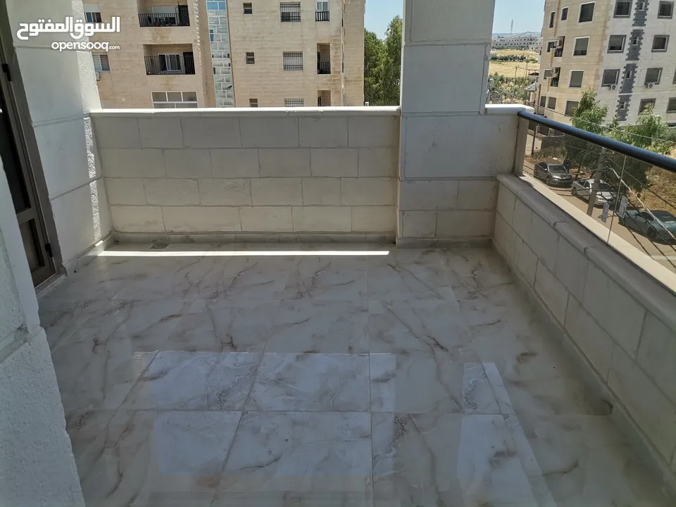 شقه 205م طابق ارضي مدخل خاص وكراج خاص وساحه للبيع على شارع البترا شرق اربد مول قراند وكازيه الرجوب