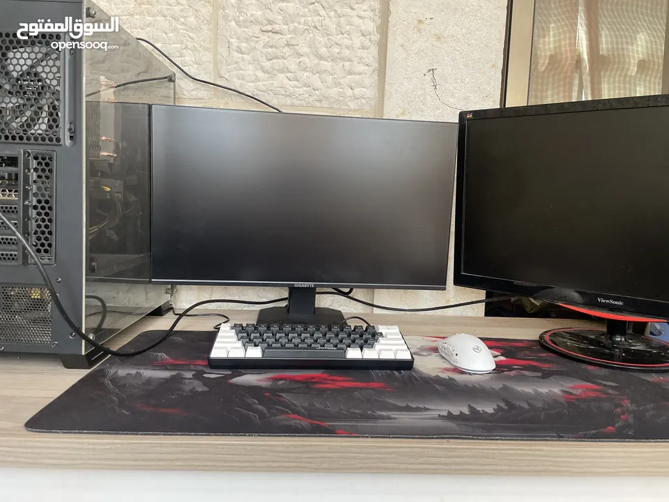 Pc للبيع مع شاشتين وماوس وكيبورد وسماعه