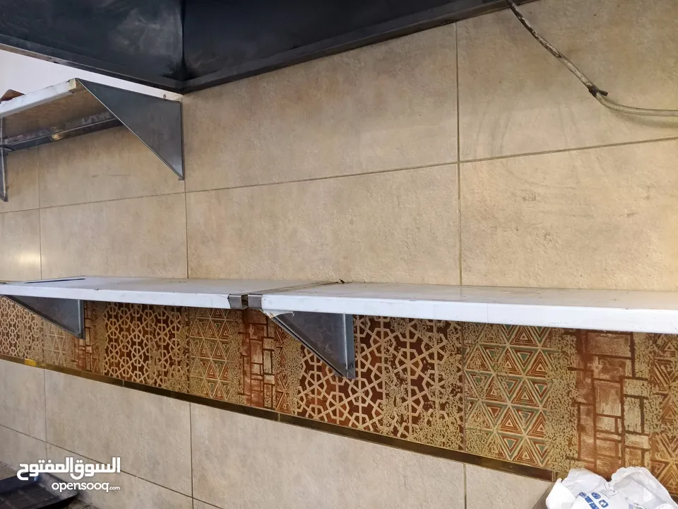 عدة مطعم متنوعة بحالة ممتازة للبيع المستعجل