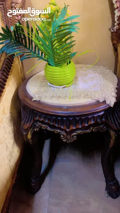 للبيع طقم كنب وطاوله سفره خشب لاتيه