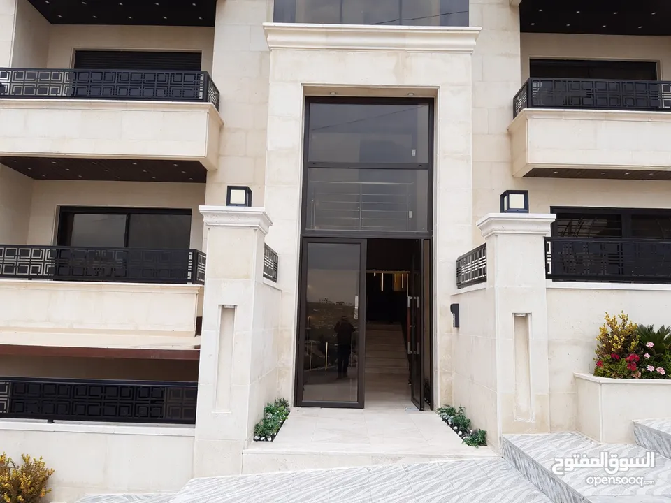 شقة أرضيه للبيع في اجمل مناطق حي المنصور مع ترسين و مدخل خاص
