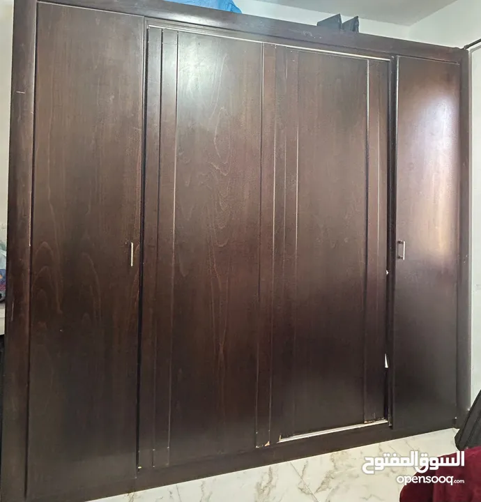 غرفة نوم مع تختين