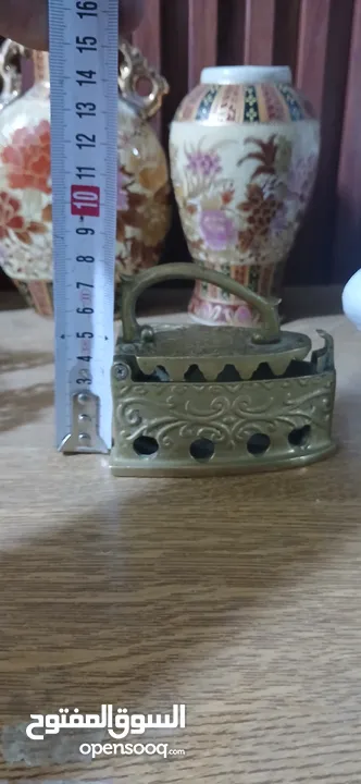 مكواي نحاس/ومنضر نحاس ارضية رخام/وكاسة صغيرة نحاس/ومنضرين نحاس وعليهم زي شقف  اضن رخام