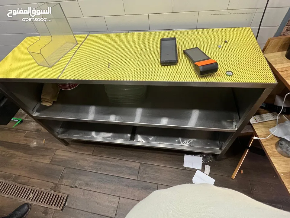 عدة مطعم وشاورما جاهزة للبيع شبه جديدة مع كفالتها