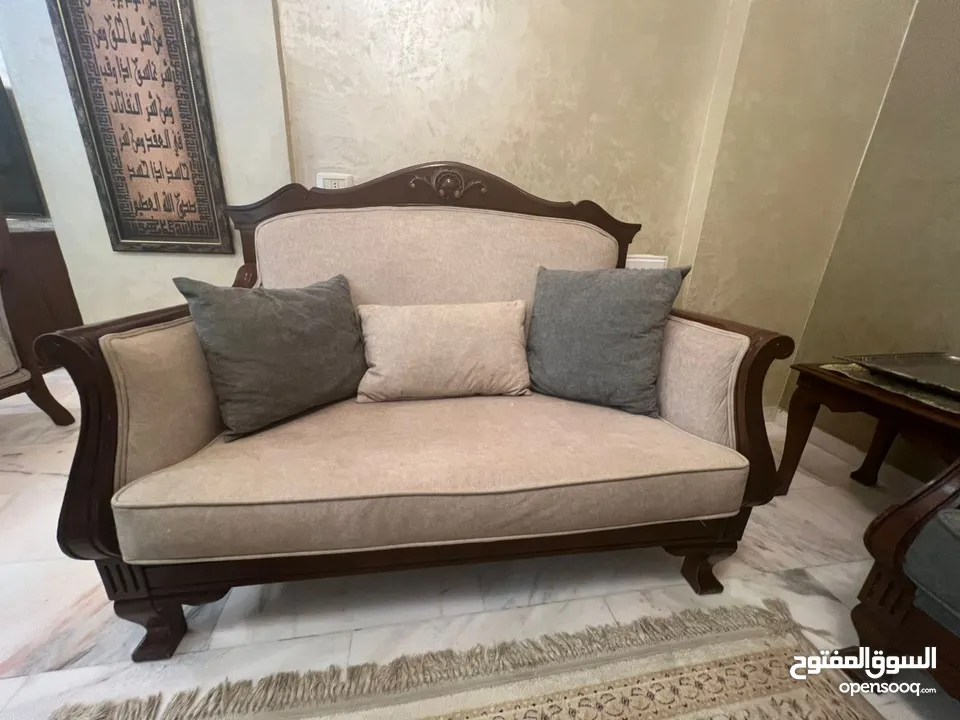 طقمين كنب فاخرين لغرفة الجلوس للبيع