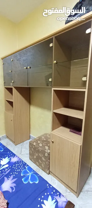 بوفيه خشب برفوف زجاجية بحالة ممتازة