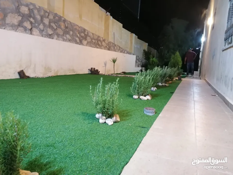 عشب صناعي (ترتان) وأشجار و ورد صناعي