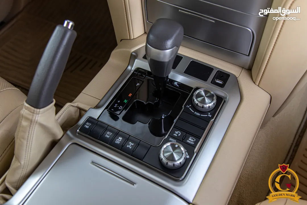 Toyota Land Cruiser 2017 Gx-r V8  السيارة بحالة الوكالة و قطعت مسافة 80,000 كم