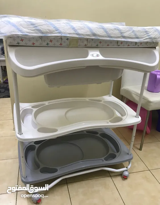 BABY CHANGING STATION AND BATH TUB