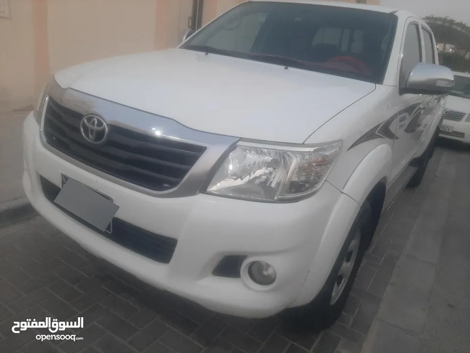 Toyota hilux 2700cc 4x4 petrol model 2014