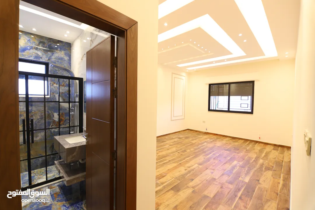 شقة مميزة دوبلكس تشطيب خاص طابق ثالث مع روف مساحة245م وتراس 50م  3 ماستر   للبيع في شفا بدران