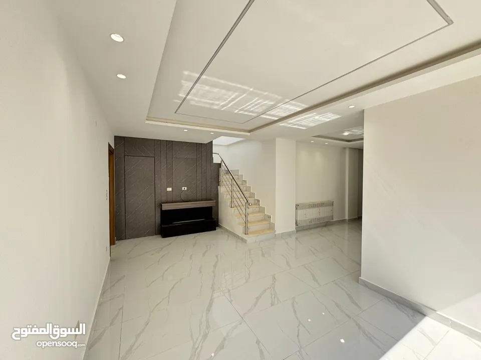شقة للبيع مميزة جدآ في البنيات طريق المطار جامعة البترا ثالث مع الروف من المالك مباشرة