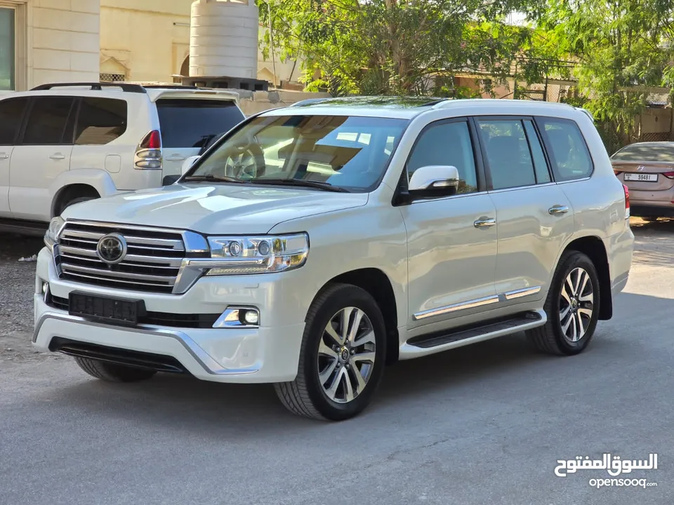 Land cruiser VXR V8 GCC 2018 price 179,000 AED