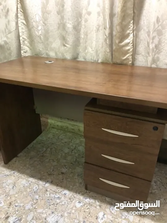مكتب خشب طاوله مع جرارات  بحاله ممتازه مستعمل  120*60  اثاث مكتب  البالوع  السعر قابل للتفاوض