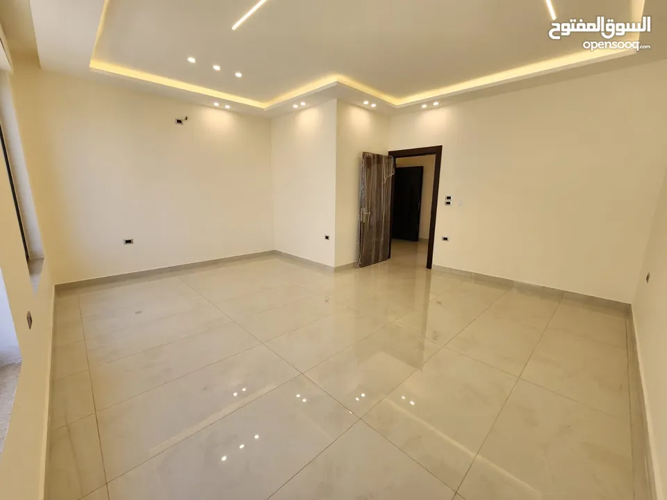 شقة فارغة للبيع في دابوق- REF:14660