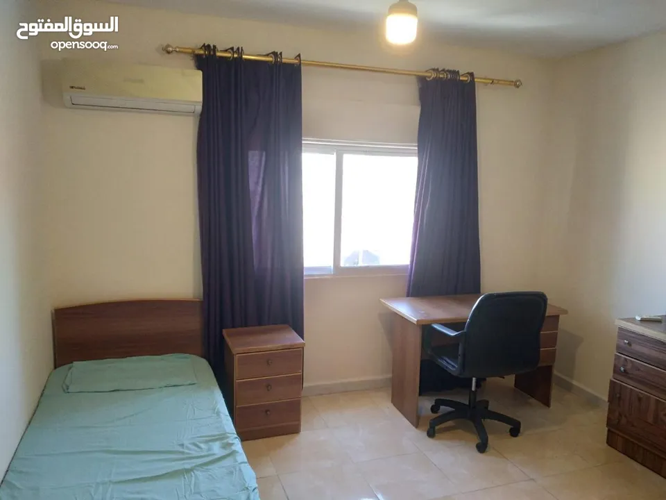 شقة مفروشة للإيجار في إربد – موقع مميز قرب مجمع عمان الجديد مناسبة للطلاب أو الطالبات