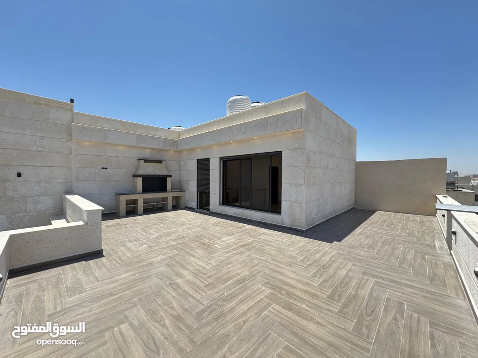 شقة بسعر مغري شارع المطار حي النخيل طابق ثالث مع روف دوبلكس  مساحة 225 م وترس خارجي 90 متر