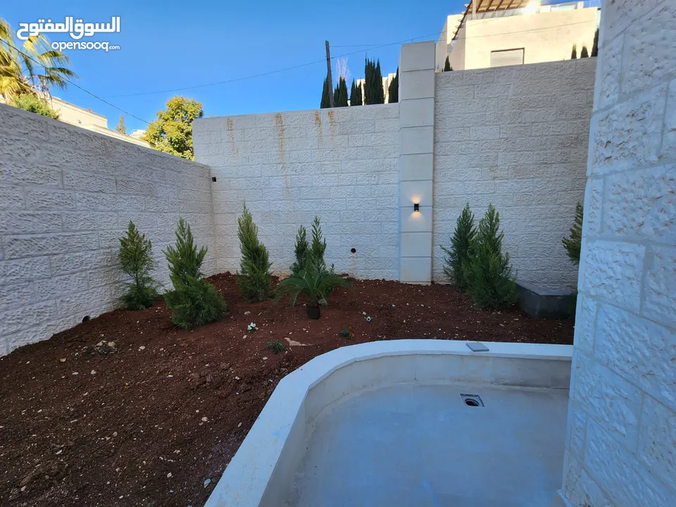 شقة طابقية فاخرة للبيع في عبدون  ref : 14383