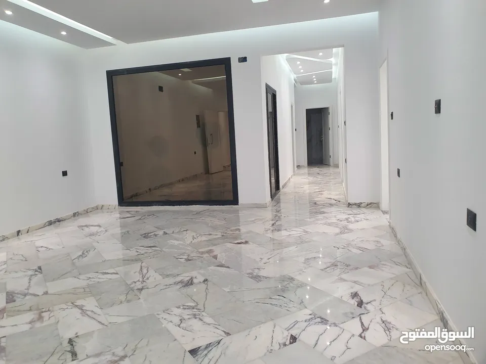منزل ثلاث أدوار وملحق جديدة راقية داخل المخطط في مدينة طرابلس منطقة زناته جديده