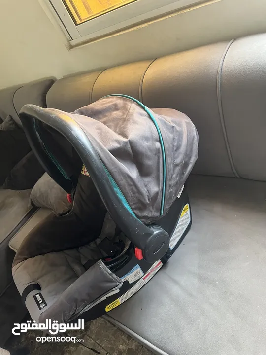 كوت للاطفال وكارسيت  (car seet) بنشبك بالسيارة ماركة   (Graco) sungride بسعر مغري جدا بحالة الجديد