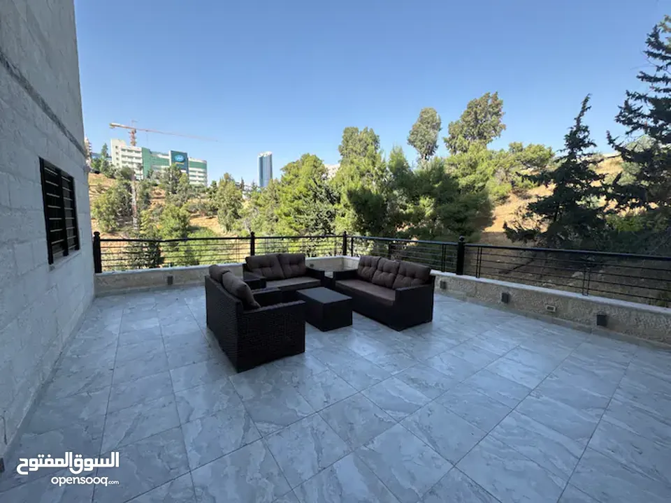 شقه غرفتين نوم مع ترس خاص قرب الدوار الرابع