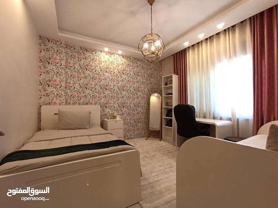 شقة اخير مع روف للبيع خلف المدارس العالمية - 14584