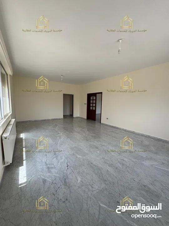 شقة طابقية - ام أذينة - 3نوم - 220م - مطلة - قريبة من الخدمات العامة