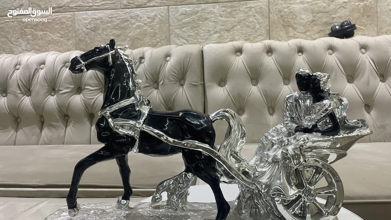 مسجم فاخر منزلي مستعمل للبيع — مجسّم فاخر لحصان وعربة كلاسيكية – قطعة ديكور أنيقة