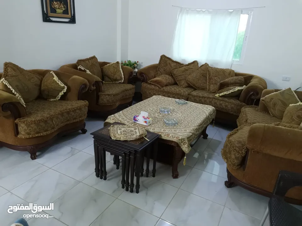 طقم كنب مستعمل بحالة الجديد خليجي مع طقم طاولات وسط
