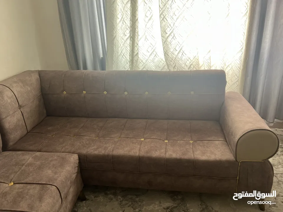 طقم كنب كونر جديد استعمال فتره زمنية قصيرة الكنب في حاله جديد البيع بيسب الرحيل السعر فقط 90موجود جم