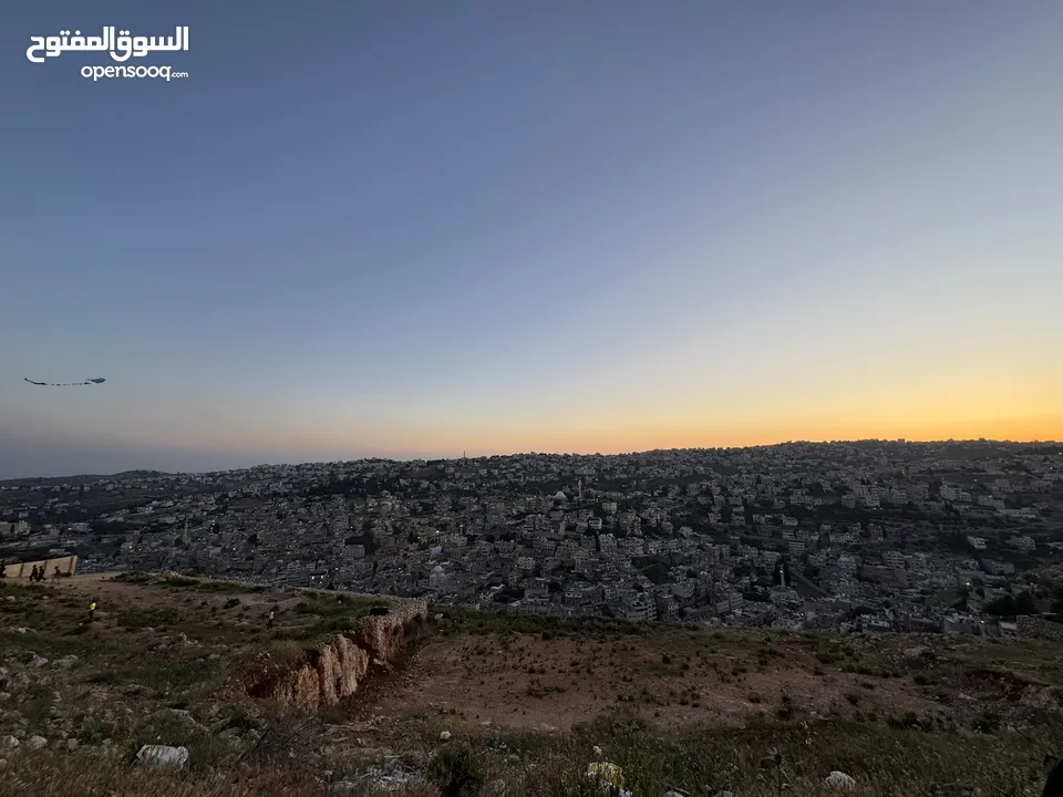 تنزيل السعر للبيع المستعجل.... ارض 702م سكن ب السلط السلالم حي عصفور فوق الشارع