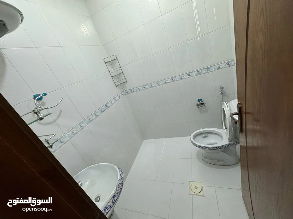شقة أرضية سوبر ديلوكس مع ترس وكراج خاص منطقة جميله وقريبة من الأسواق والخدمات 3 مداخل