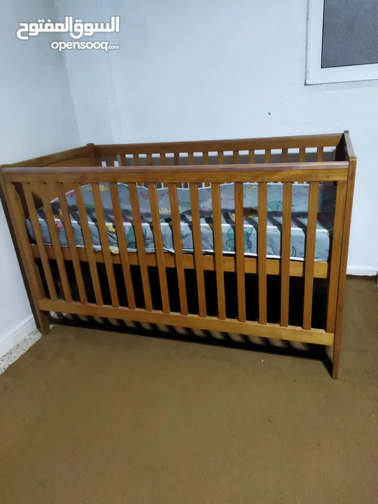 سرير اطفال ماركة  Mothercare  صناعة بريطانيه    أبعاده  140 *70*88
