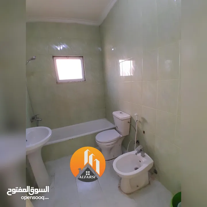 شقة طابق اول مع بلكونة ومصعد للإيجار في افضل وارقى المواقع في ضاحية الاقصى واسعة